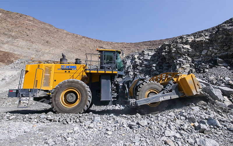 必博DL560轮式推土机在内蒙古某铁矿施工