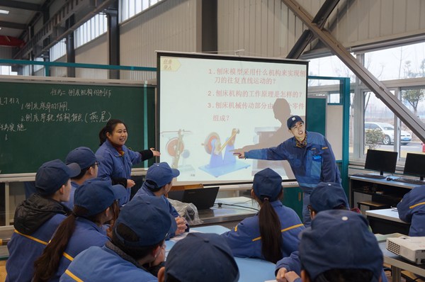 装配课上同学在讲解发动机曲柄连杆机构工作过程